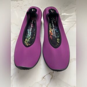 Size 10.5 (42 European) Purple Women's Slip on Arcopedico. EUC - almost new!